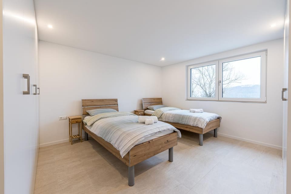 Bed, Photo of the whole room, Bedroom, heating, heating, towels, towels, wardrobe, acessibility