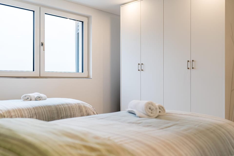 Bed, Photo of the whole room, Bedroom, flat iron, heating, heating, towels, wardrobe, acessibility