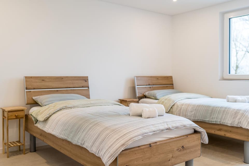 Bed, Photo of the whole room, Bedroom, heating, heating, towels, towels, acessibility