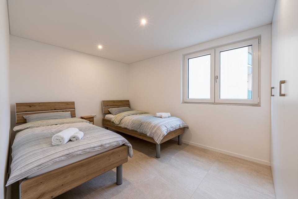 Bed, Photo of the whole room, Bedroom, heating, heating, towels, acessibility