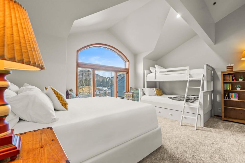 Deer Valley Townhome New Listing Sleeps 20 Free Bus System Near By House in Park City