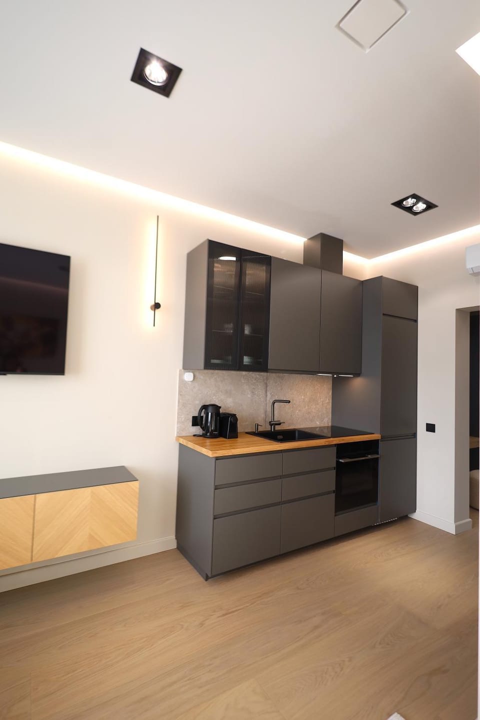 Kitchen or kitchenette, oven