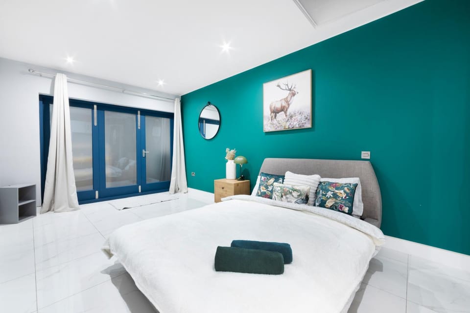 Bed, Photo of the whole room, Bedroom, towels