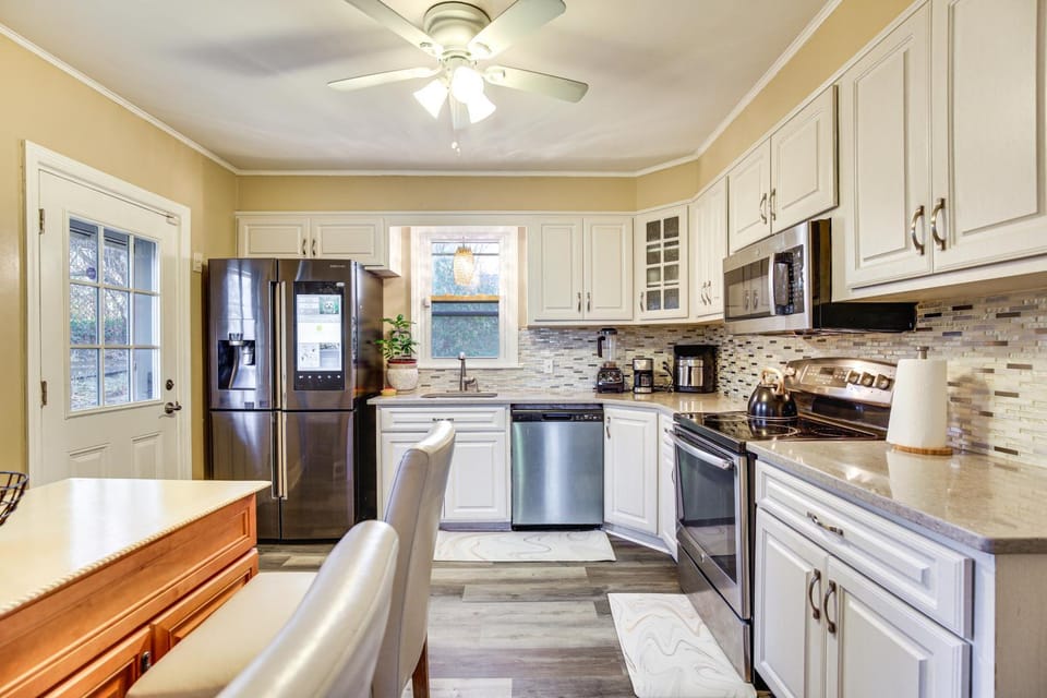 3 Mi to Downtown: Spacious White Plains Home House in White Plains