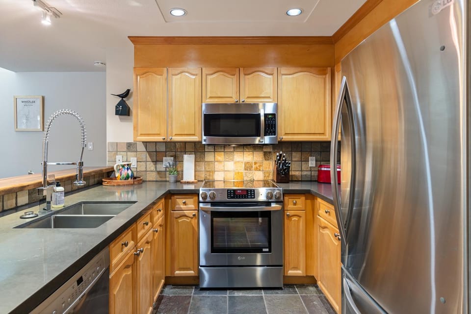 Coffee/tea facilities, dishwasher, microwave, oven, stove, stove, toaster, kitchen