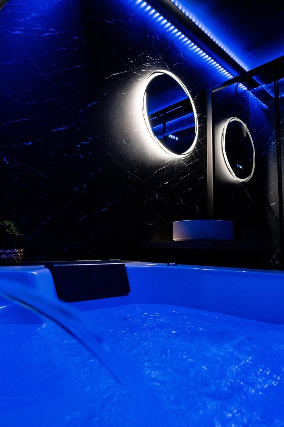 Suite romantique près de la plage avec Jacuzzi - DARK ROOM Apartment in Normandy