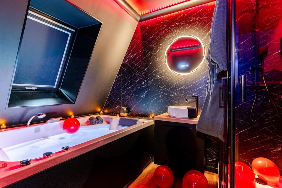 Suite romantique près de la plage avec Jacuzzi - DARK ROOM Apartment in Normandy