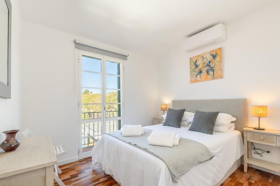 Bed, View (from property/room), Balcony/Terrace, Photo of the whole room, Bedroom, Sea view
