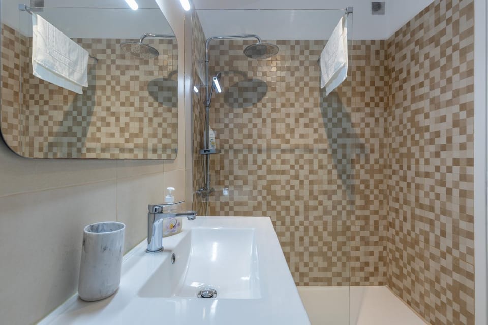 Shower, Bathroom, towels