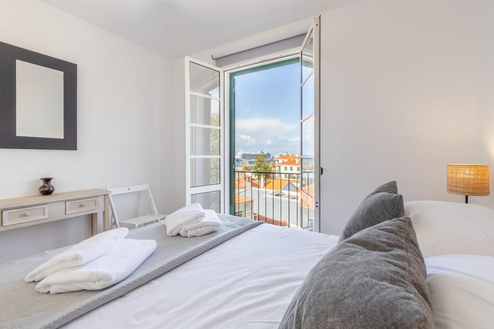Bed, View (from property/room), Balcony/Terrace, Bedroom, Sea view