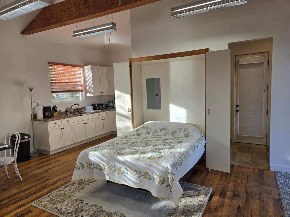 Bed, Kitchen or kitchenette