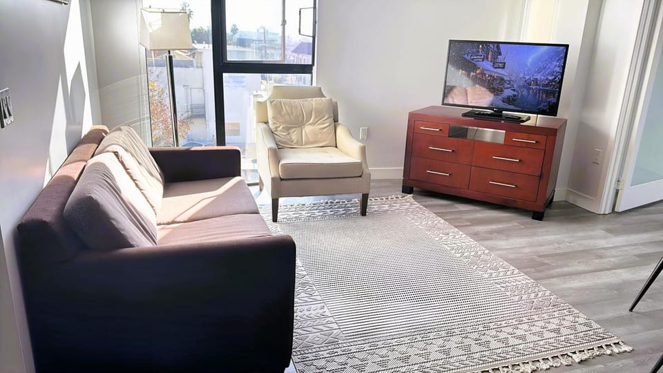 TV and multimedia, Living room, Seating area, Evening entertainment