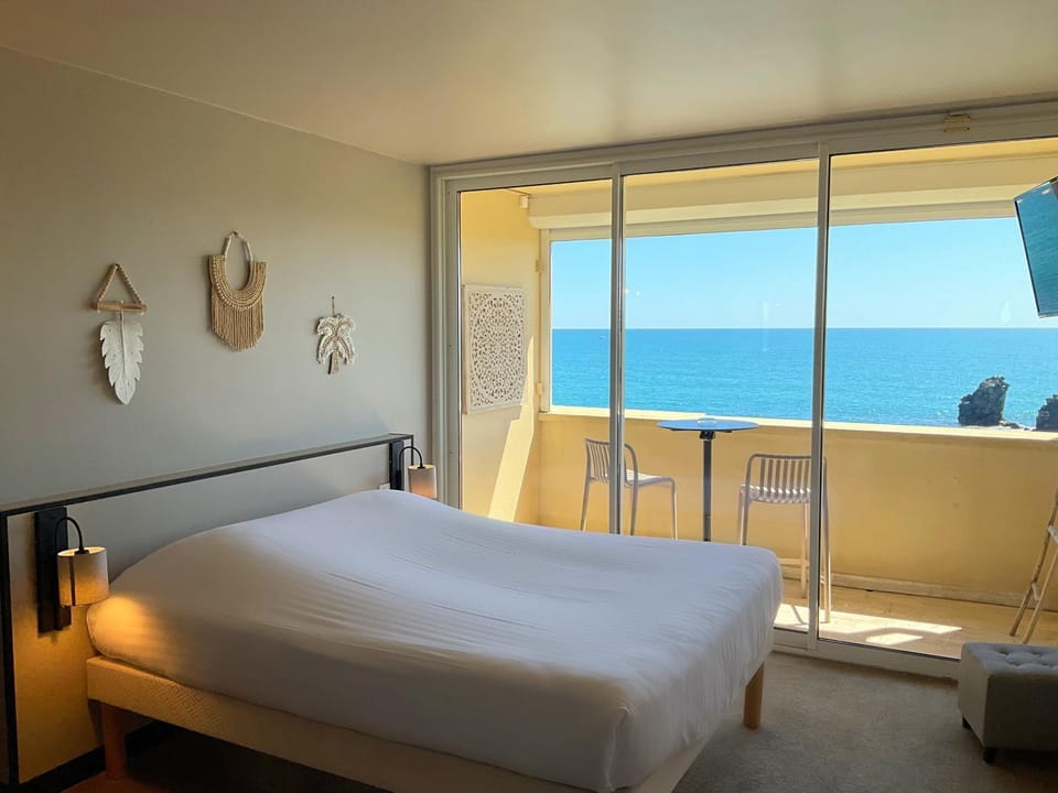 Photo of the whole room, Sea view