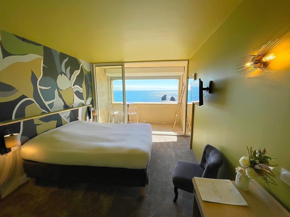Photo of the whole room, Bedroom, Sea view