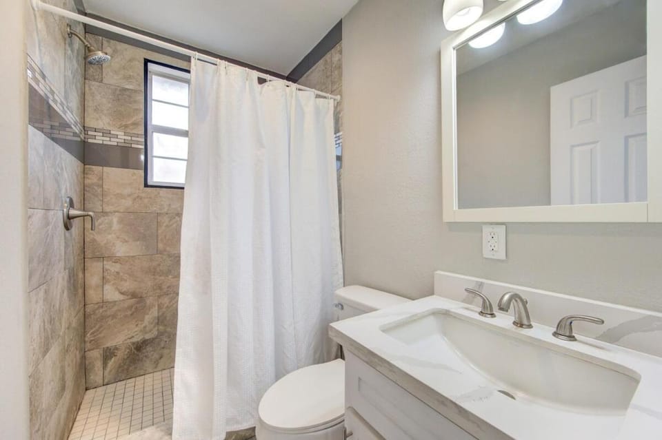Warm & Spacious 3BR Centrally Located near NRG House in Houston