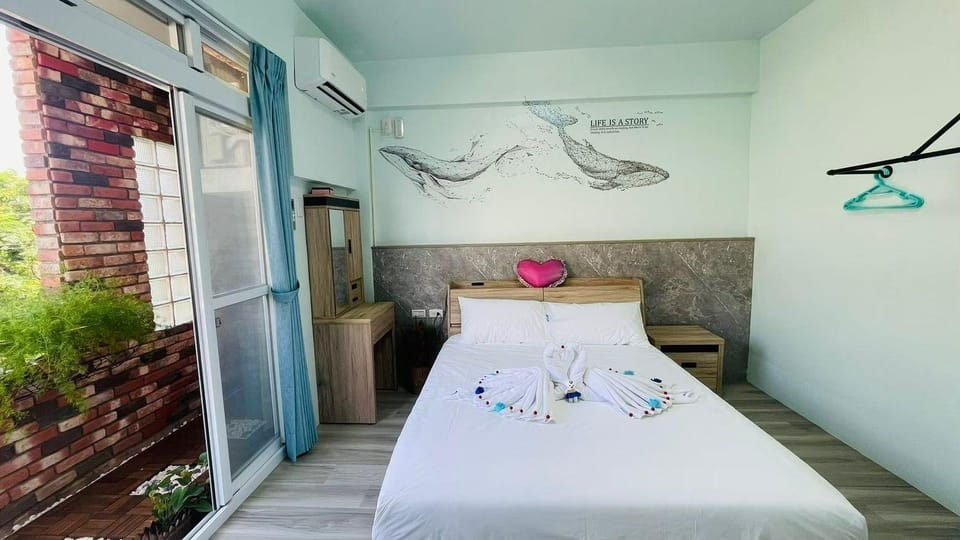 Bed, Photo of the whole room, Bedroom, towels, air conditioner