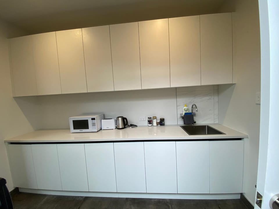 Kitchen or kitchenette, minibar, stove, toaster