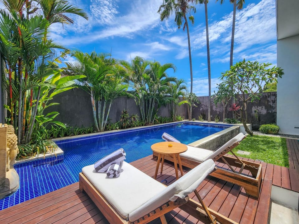 Swimming pool, sunbed