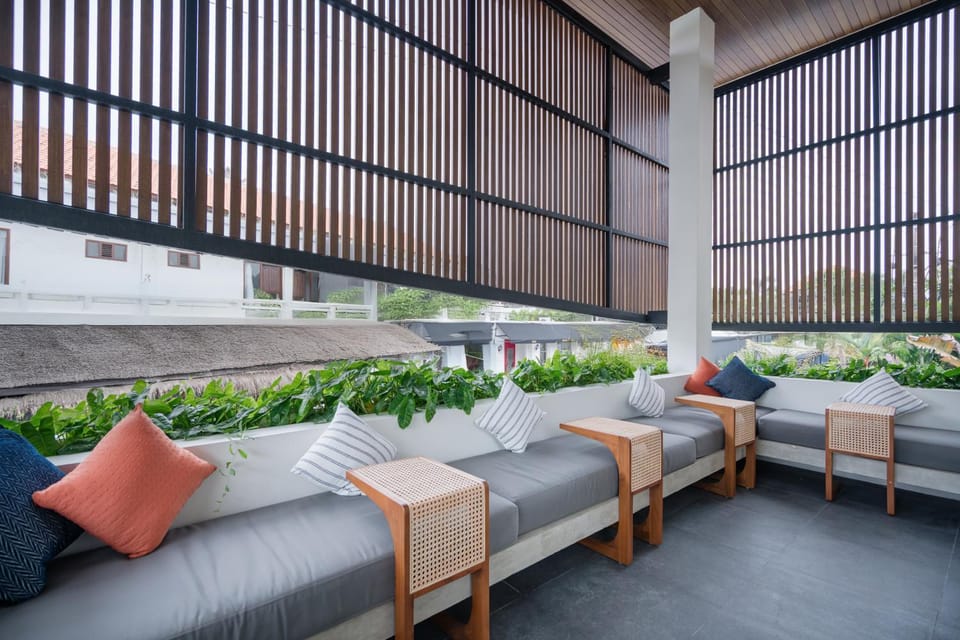 Day, Seating area