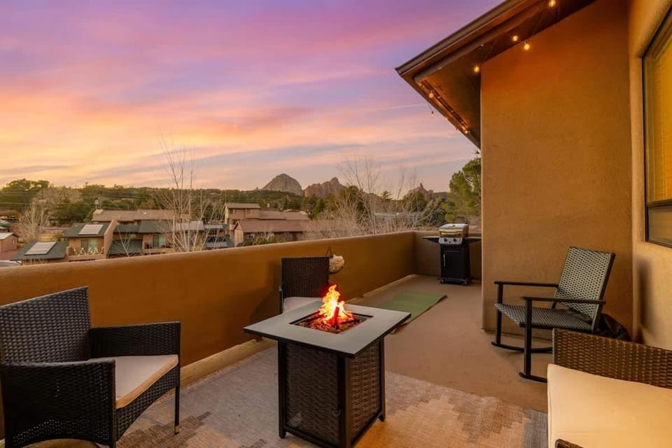Mountain View Lookout-Uptown Walkable Red Rock Views House in Sedona