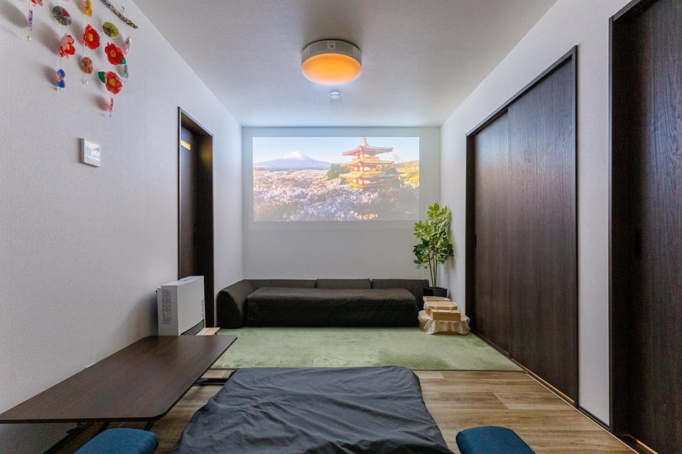 Communal lounge/ TV room, Bed, TV and multimedia, Living room, Photo of the whole room, Seating area, Evening entertainment