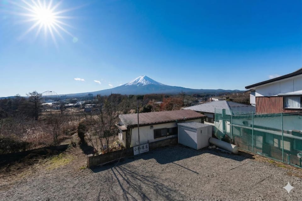 Property building, Day, Neighbourhood, Natural landscape, Mountain view, Parking