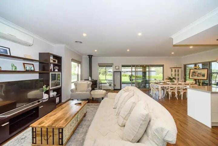 Family-Friendly Gorgeous Farm House TF1952 House in Dixons Creek