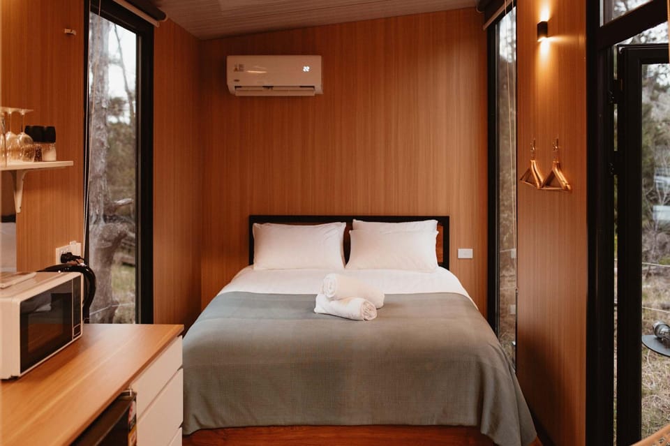 Kūaotunu Cabin 1 by Tiny Away Cabin in Auckland Region