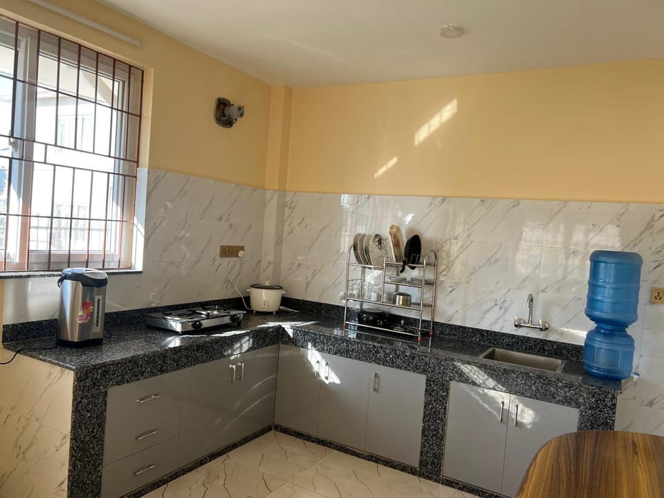 Coffee/tea facilities, Kitchen or kitchenette, stove