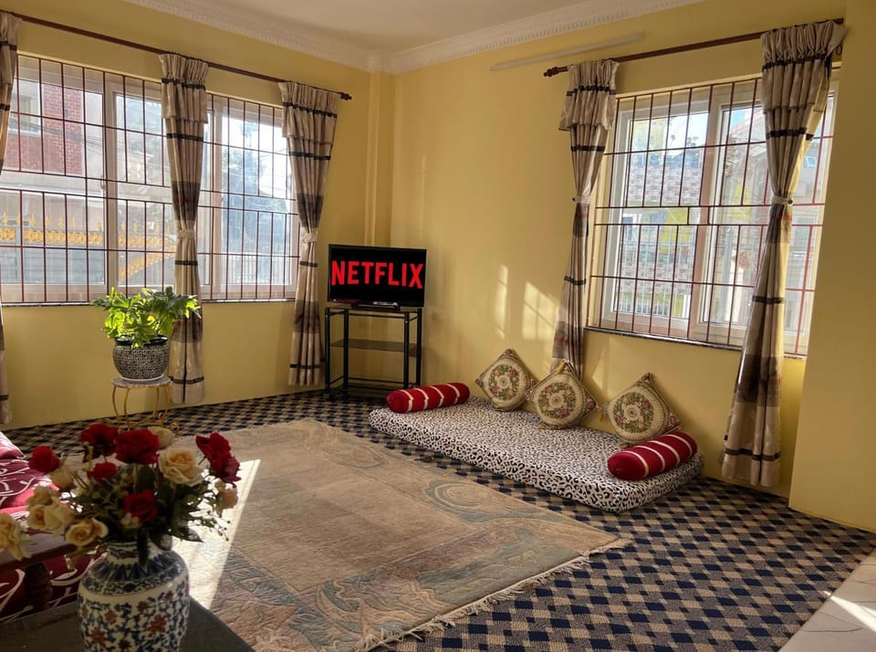 Bed, TV and multimedia, Living room, Seating area