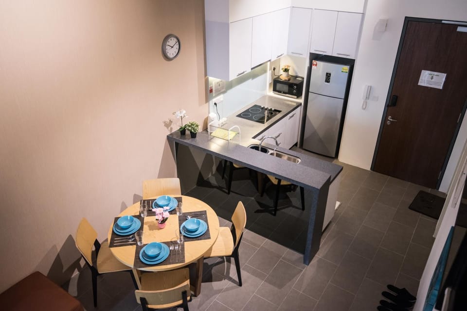 Kitchen or kitchenette, Dining area