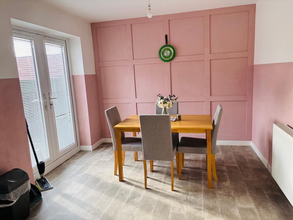 Kitchen or kitchenette, Seating area, Dining area