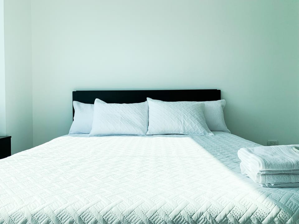 Bed, TV and multimedia, Photo of the whole room, Bedroom, towels
