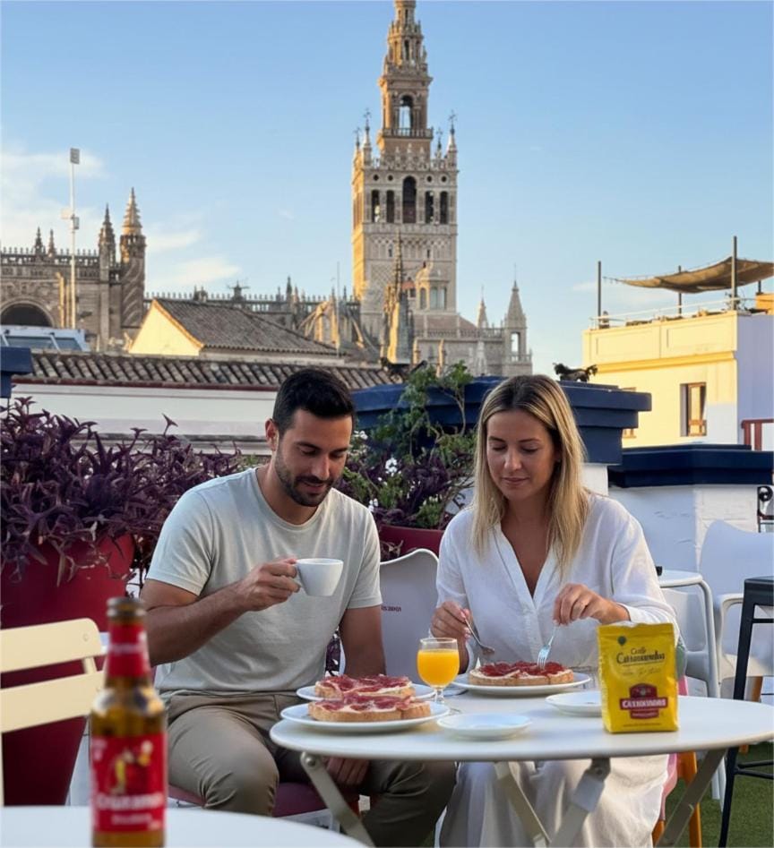 Restaurant/places to eat, Food and drinks, Guests, Breakfast