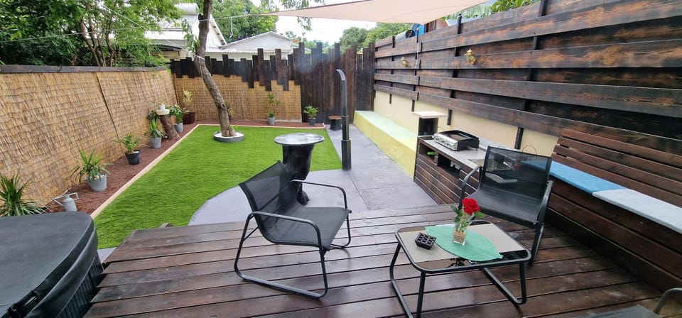Property building, Patio, Garden, Balcony/Terrace, Balcony/Terrace, Garden view