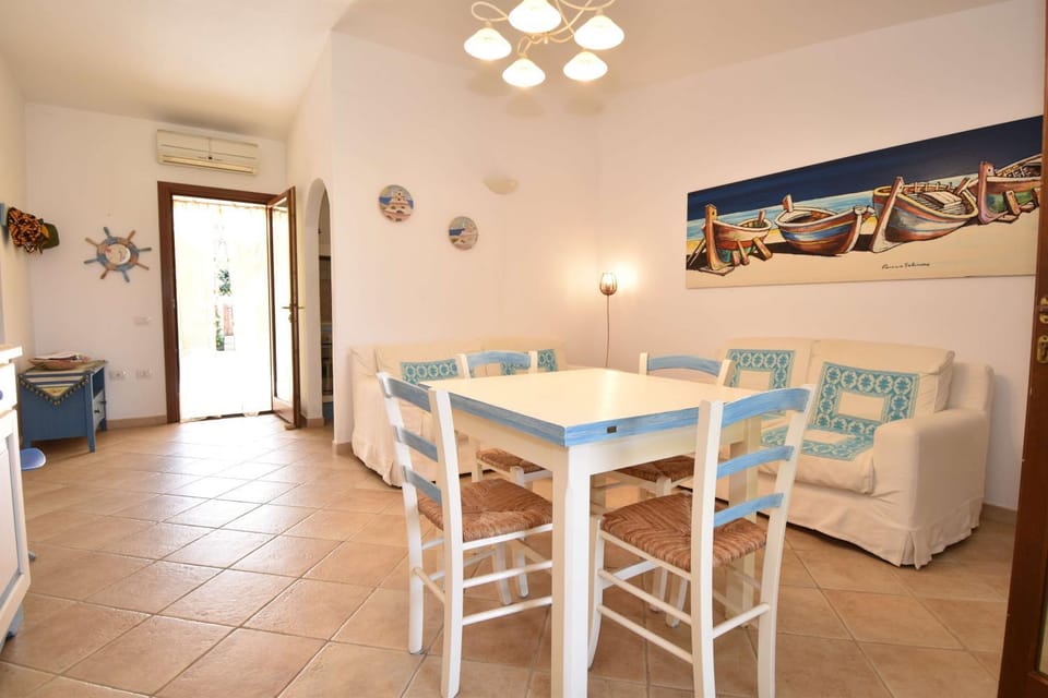 Living room, Seating area, Dining area, air conditioner