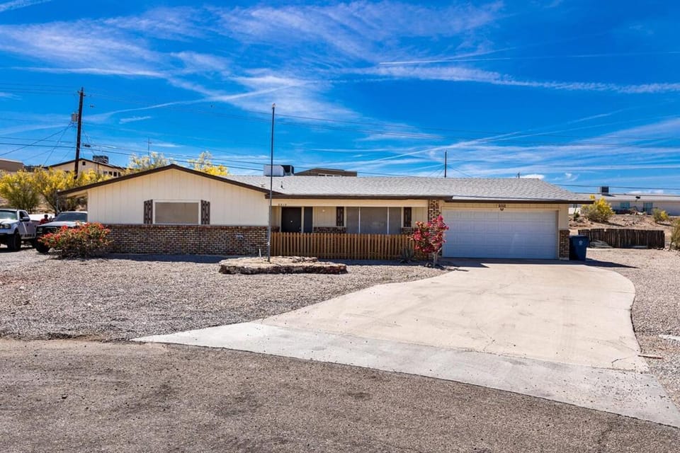 HavaLowKey Stay BBQ Comfort Clean Parking House in Lake Havasu City