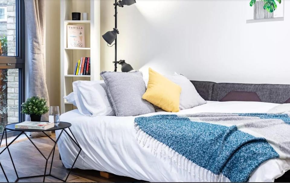Bed, Living room