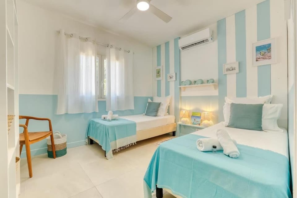 Bed, Photo of the whole room, Bedroom, air conditioner
