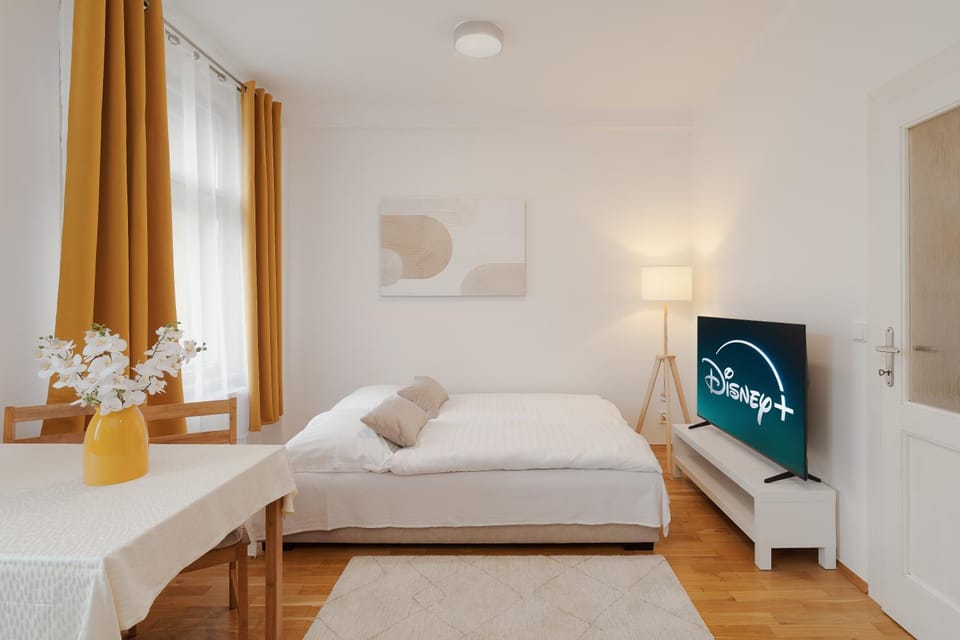 Bed, TV and multimedia, Photo of the whole room