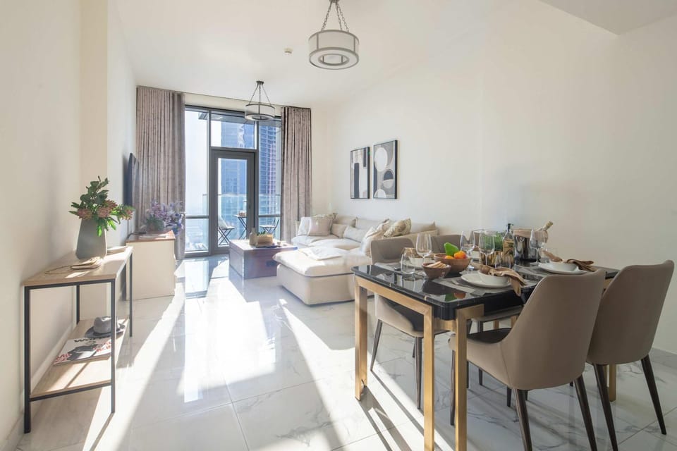Frank Porter - Amna Tower Apartment in Dubai