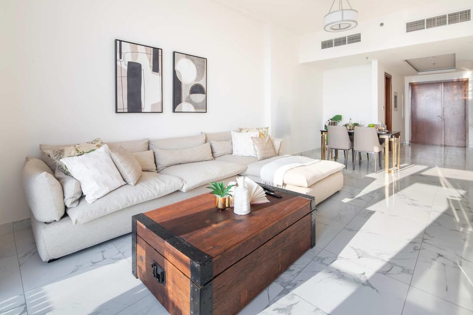 Frank Porter - Amna Tower Apartment in Dubai