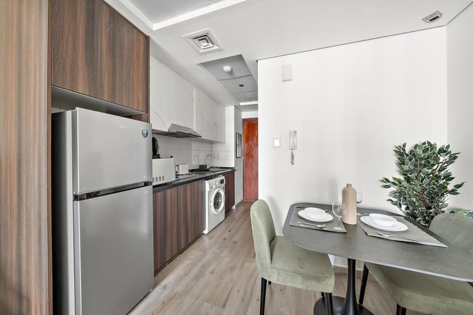 Stunning Lake View Apartment in JLT Apartment in Dubai
