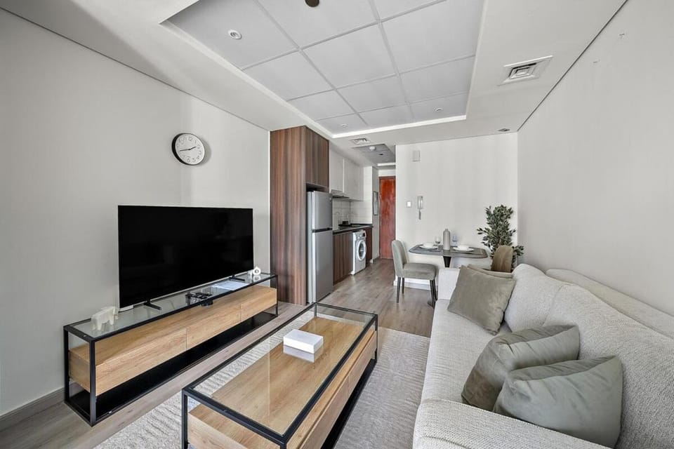 Stunning Lake View Apartment in JLT Apartment in Dubai
