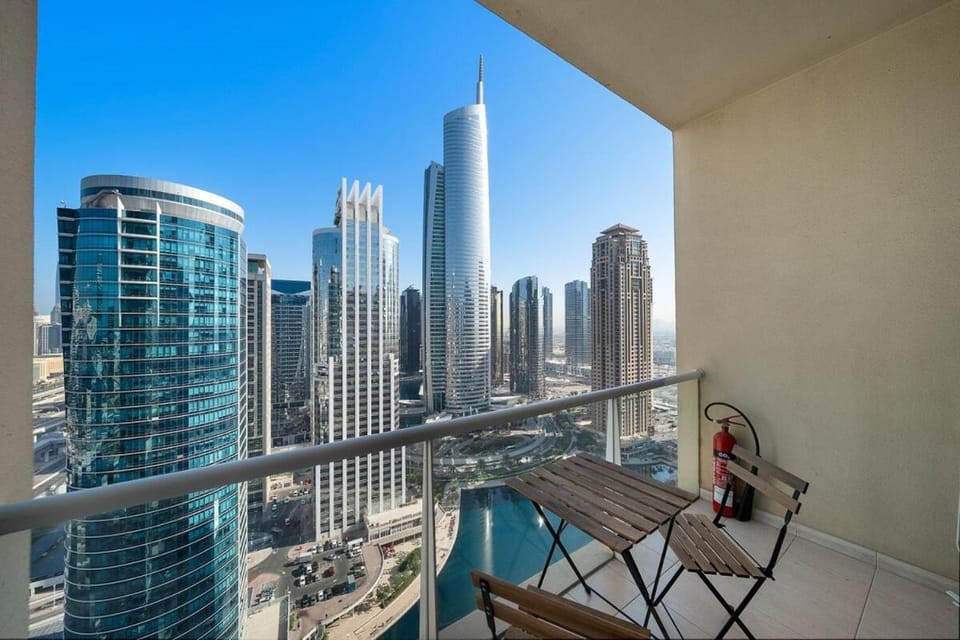 Stunning Lake View Apartment in JLT Apartment in Dubai