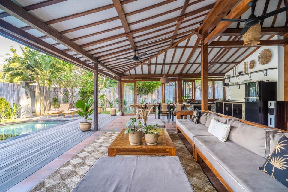 Day, Living room, Seating area, Dining area, Evening entertainment, Pool view, Swimming pool, sunbed, kitchen