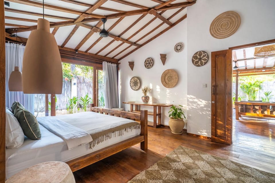 Bed, Photo of the whole room, Decorative detail, Seating area, Bedroom, Garden view, wardrobe, air conditioner