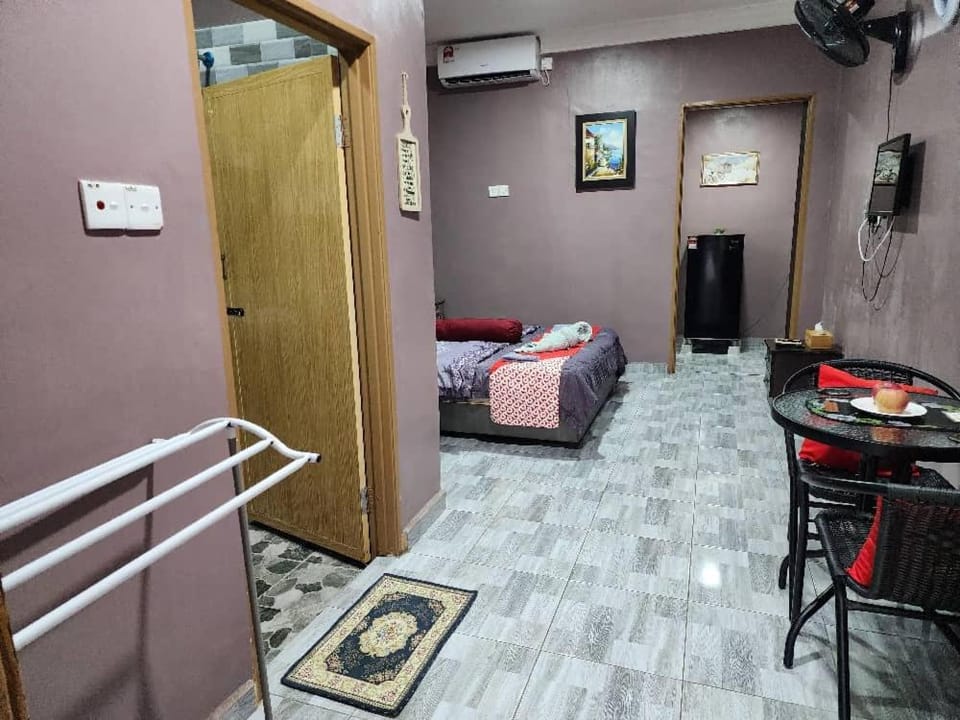 Bed, TV and multimedia, Dining area, Bedroom, air conditioner