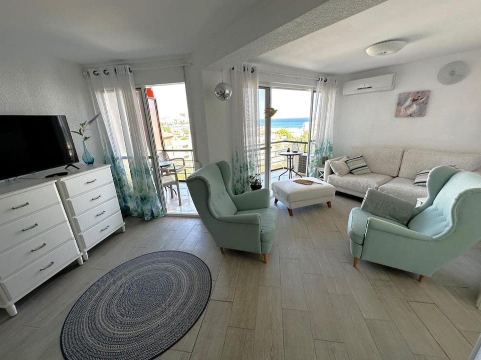 Photo of the whole room, Seating area