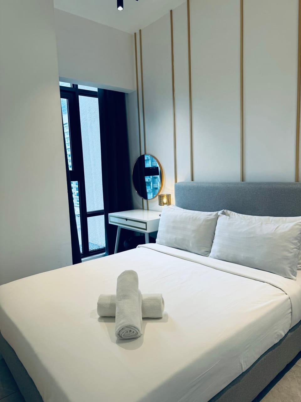 Bed, Bedroom, towels